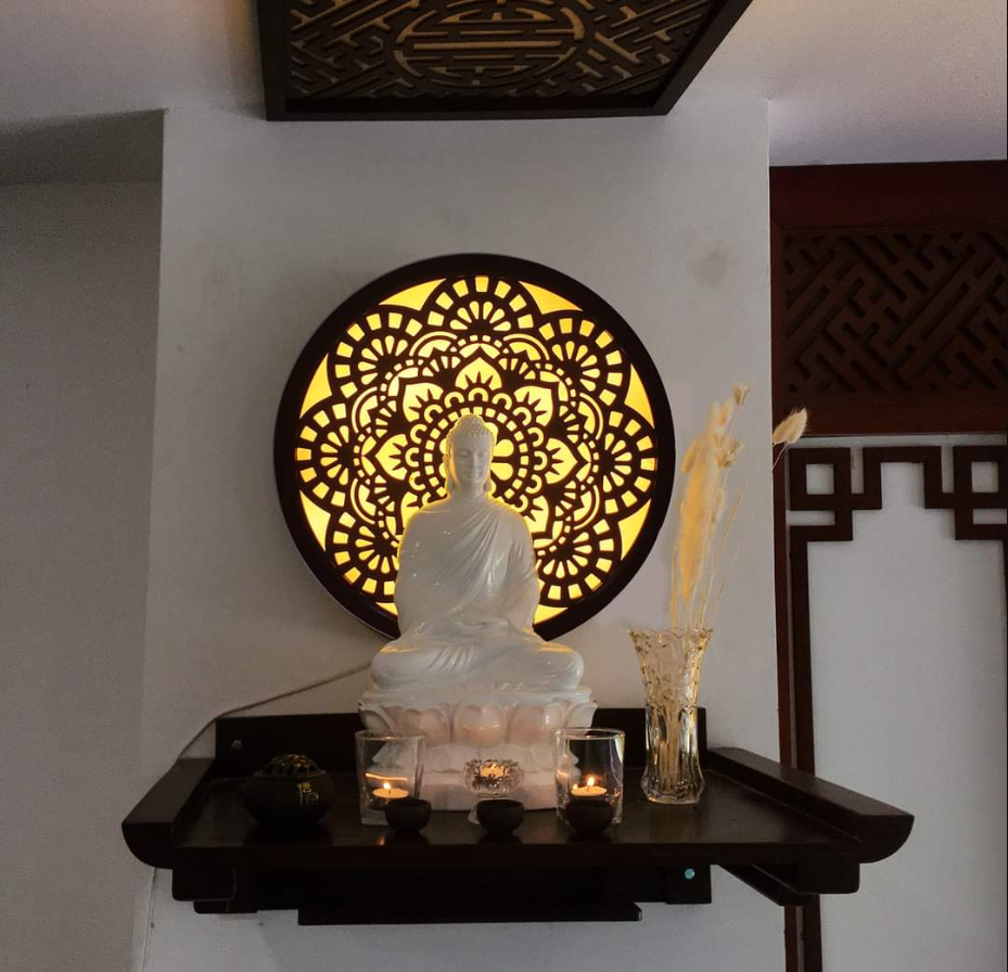 Vật phẩm trên bàn thờ ánh sáng phòng thờ